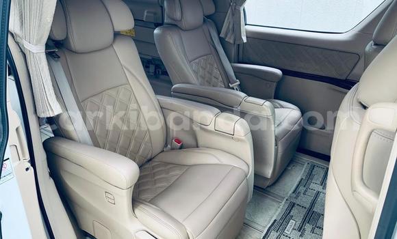 Gura Yakoze Toyota Alphard White Imodoka i Kampala mu Uganda Gura Yakoze Toyota Alphard White Imodoka i Kampala mu Uganda