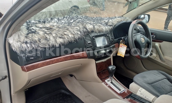 Gura Yakoze Toyota Premio Silver Imodoka i Kampala mu Uganda Gura Yakoze Toyota Premio Silver Imodoka i Kampala mu Uganda