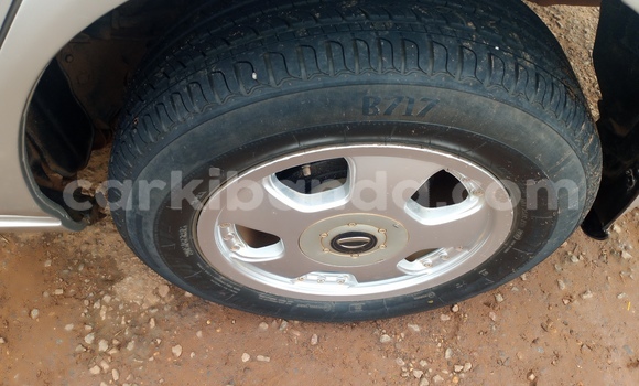 Gura Yakoze Toyota Premio Silver Imodoka i Kampala mu Uganda Gura Yakoze Toyota Premio Silver Imodoka i Kampala mu Uganda