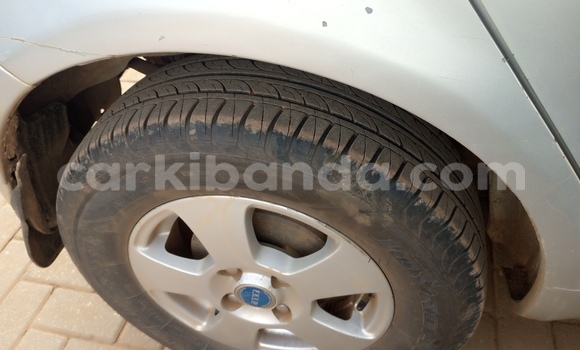 Gura Yakoze Toyota Vitz Silver Imodoka i Kampala mu Uganda Gura Yakoze Toyota Vitz Silver Imodoka i Kampala mu Uganda