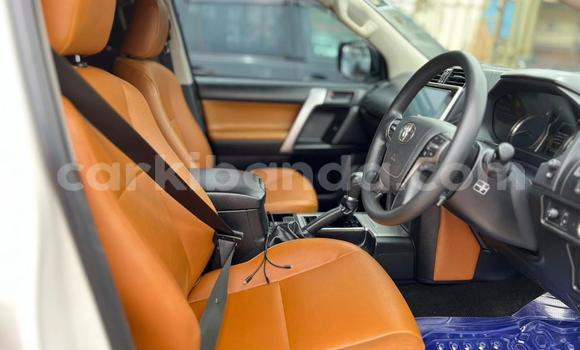 Nunua Ilio tumika Toyota Land Cruiser Nyeupe Gari ndani ya Kampala nchini Uganda Nunua Ilio tumika Toyota Land Cruiser Nyeupe Gari ndani ya Kampala nchini Uganda