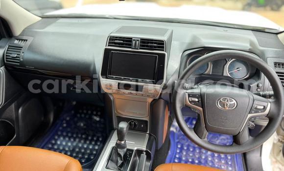 Nunua Ilio tumika Toyota Land Cruiser Nyeupe Gari ndani ya Kampala nchini Uganda Nunua Ilio tumika Toyota Land Cruiser Nyeupe Gari ndani ya Kampala nchini Uganda