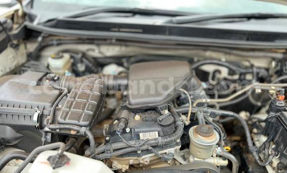 Nunua Ilio tumika Toyota Land Cruiser Nyeupe Gari ndani ya Kampala nchini Uganda Nunua Ilio tumika Toyota Land Cruiser Nyeupe Gari ndani ya Kampala nchini Uganda