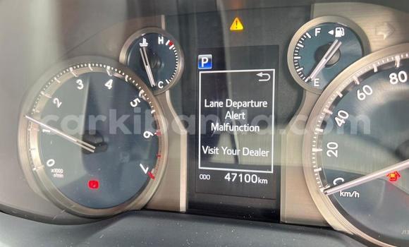 Nunua Ilio tumika Toyota Land Cruiser Nyeupe Gari ndani ya Kampala nchini Uganda Nunua Ilio tumika Toyota Land Cruiser Nyeupe Gari ndani ya Kampala nchini Uganda