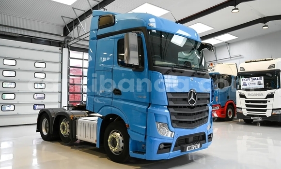 Nunua Ilio tumika Mercedes‒Benz Arocs Bluu Lori ndani ya Kampala nchini Uganda Nunua Ilio tumika Mercedes‒Benz Arocs Bluu Lori ndani ya Kampala nchini Uganda