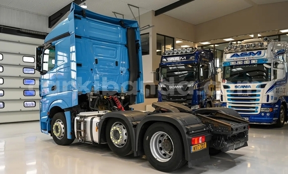 Nunua Ilio tumika Mercedes‒Benz Arocs Bluu Lori ndani ya Kampala nchini Uganda Nunua Ilio tumika Mercedes‒Benz Arocs Bluu Lori ndani ya Kampala nchini Uganda