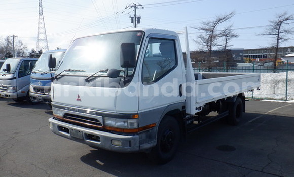 Gura Yakoze Mitsubishi Van White Ikamyo i Kampala mu Uganda
