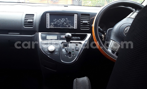 Gura Yakoze Toyota Wish Silver Imodoka i Kampala mu Uganda