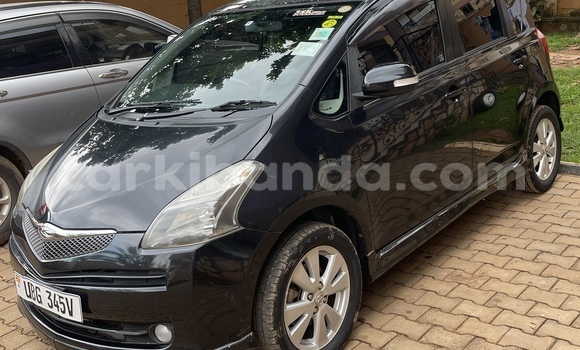 Nunua Ilio tumika Toyota Ractis Nyeusi Gari ndani ya Kampala nchini Uganda