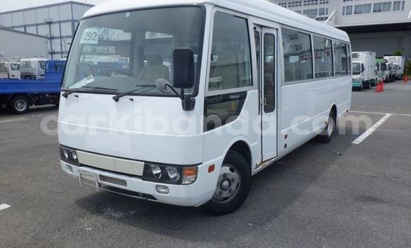 Nunua Ilio tumika Mitsubishi Van Nyeupe Lori ndani ya Kampala nchini Uganda