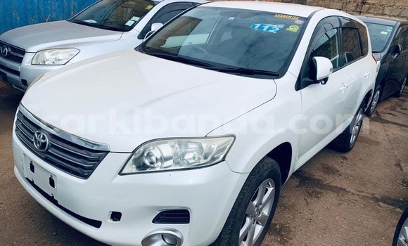 Nunua Ilio tumika Toyota Vanguard Nyeupe Gari ndani ya Adjumani nchini Kaskazini