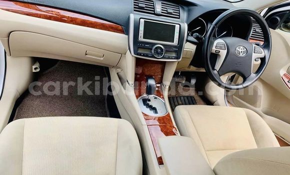 Gura Yakoze Toyota Premio White Imodoka i Adjumani mu Northern Gura Yakoze Toyota Premio White Imodoka i Adjumani mu Northern