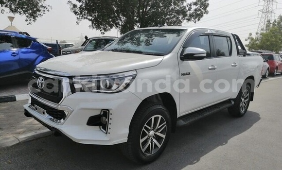 Gura Yakoze Toyota Hilux White Imodoka i Mbarara mu Uganda