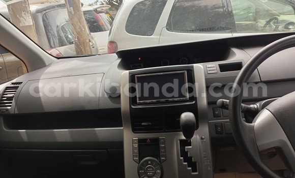 Acheter Occasion Voiture Toyota Noah Bleu à Kampala, Ouganda Acheter Occasion Voiture Toyota Noah Bleu à Kampala, Ouganda