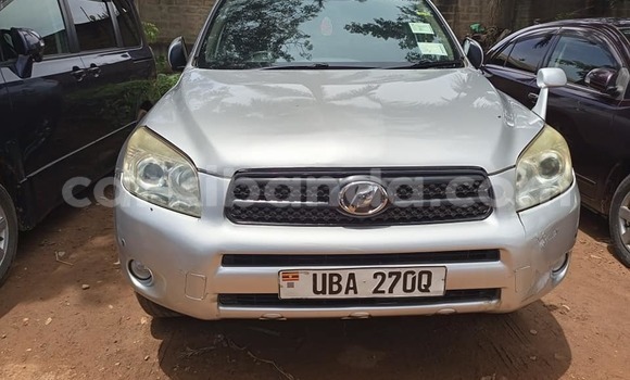 Nunua Ilio tumika Toyota RAV4 Fedha Gari ndani ya Kampala nchini Uganda