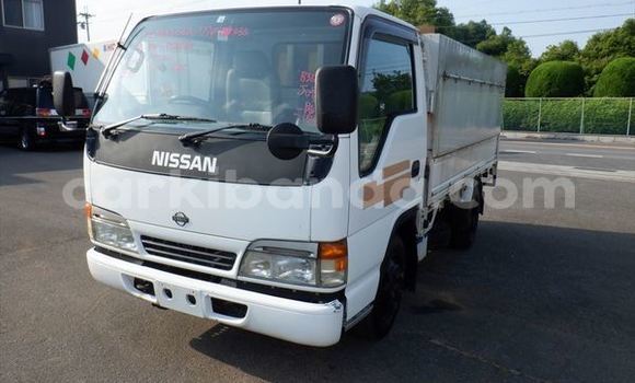 Gura Yakoze Nissan UD White Ikamyo i Kampala mu Uganda