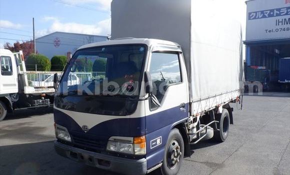 Nunua Ilio tumika Nissan UD Nyeupe Lori ndani ya Kampala nchini Uganda