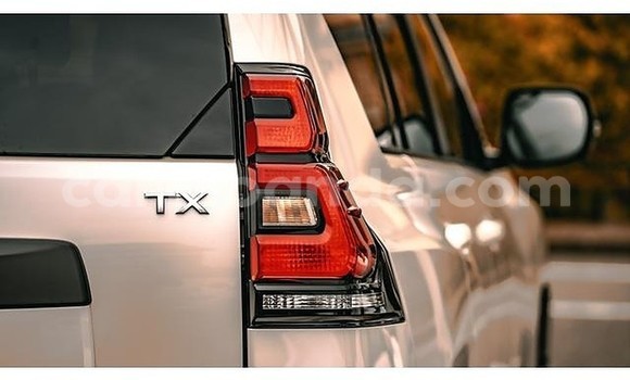 Gura Yakoze Toyota Land Cruiser Prado White Imodoka i Kampala mu Uganda Gura Yakoze Toyota Land Cruiser Prado White Imodoka i Kampala mu Uganda