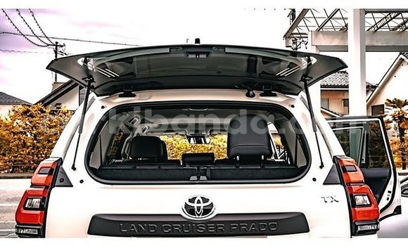 Gura Yakoze Toyota Land Cruiser Prado White Imodoka i Kampala mu Uganda Gura Yakoze Toyota Land Cruiser Prado White Imodoka i Kampala mu Uganda