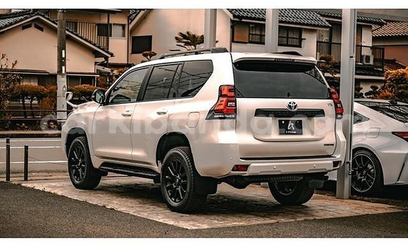 Gura Yakoze Toyota Land Cruiser Prado White Imodoka i Kampala mu Uganda Gura Yakoze Toyota Land Cruiser Prado White Imodoka i Kampala mu Uganda