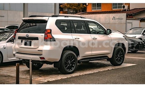 Gura Yakoze Toyota Land Cruiser Prado White Imodoka i Kampala mu Uganda Gura Yakoze Toyota Land Cruiser Prado White Imodoka i Kampala mu Uganda