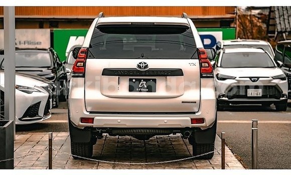 Gura Yakoze Toyota Land Cruiser Prado White Imodoka i Kampala mu Uganda Gura Yakoze Toyota Land Cruiser Prado White Imodoka i Kampala mu Uganda