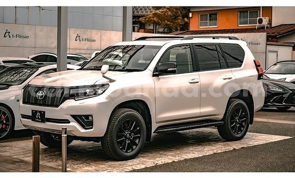 Gura Yakoze Toyota Land Cruiser Prado White Imodoka i Kampala mu Uganda Gura Yakoze Toyota Land Cruiser Prado White Imodoka i Kampala mu Uganda