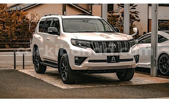 Gura Yakoze Toyota Land Cruiser Prado White Imodoka i Kampala mu Uganda Gura Yakoze Toyota Land Cruiser Prado White Imodoka i Kampala mu Uganda
