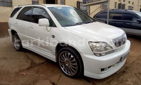 Gura Imported Toyota Harrier White Imodoka i Kampala mu Uganda Gura Imported Toyota Harrier White Imodoka i Kampala mu Uganda