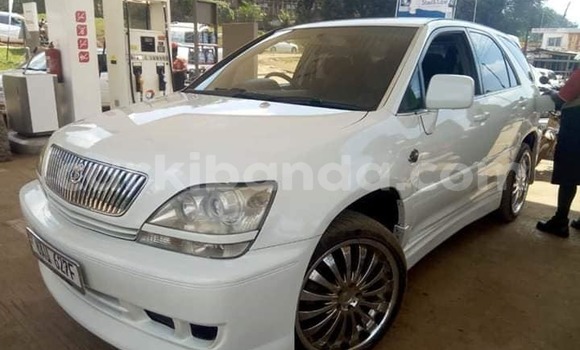 Gura Imported Toyota Harrier White Imodoka i Kampala mu Uganda Gura Imported Toyota Harrier White Imodoka i Kampala mu Uganda