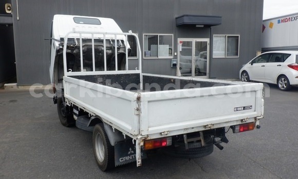 Acheter Occasion Utilitaire Mitsubishi Van Blanc à Kampala, Ouganda Acheter Occasion Utilitaire Mitsubishi Van Blanc à Kampala, Ouganda