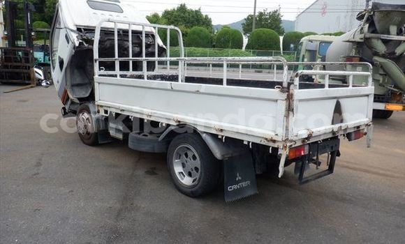 Acheter Occasion Utilitaire Mitsubishi Van Blanc à Kampala, Ouganda Acheter Occasion Utilitaire Mitsubishi Van Blanc à Kampala, Ouganda