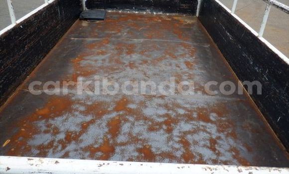 Acheter Occasion Utilitaire Mitsubishi Van Blanc à Kampala, Ouganda Acheter Occasion Utilitaire Mitsubishi Van Blanc à Kampala, Ouganda