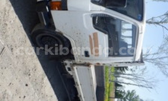 Nunua Ilio tumika Mitsubishi Van Nyeupe Lori ndani ya Kampala nchini Uganda
