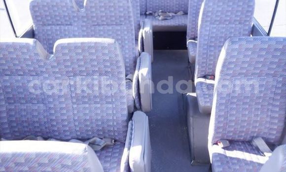 Nunua Ilio tumika Mitsubishi Van Nyeupe Lori ndani ya Kampala nchini Uganda