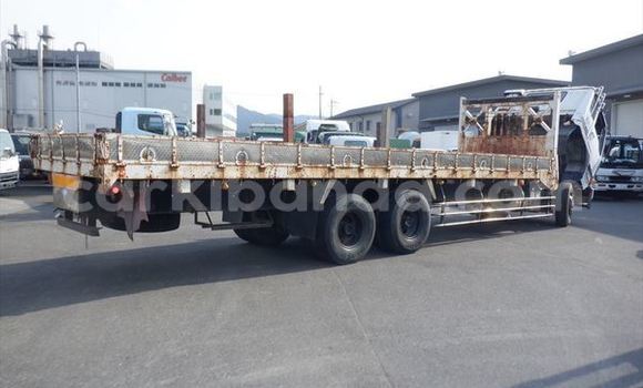 Gura Yakoze Mitsubishi Van White Ikamyo i Kampala mu Uganda