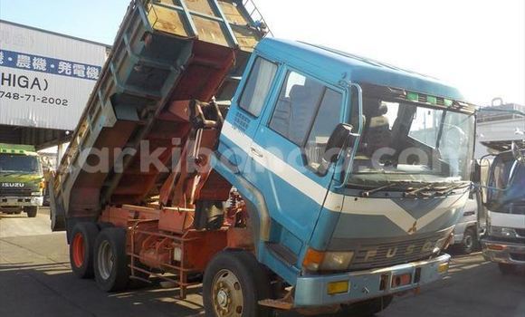 Nunua Ilio tumika Mitsubishi Van Nyeusi Lori ndani ya Kampala nchini Uganda