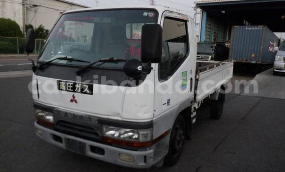 Gura Yakoze Mitsubishi Van White Ikamyo i Kampala mu Uganda