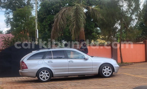 Gura Yakoze Mercedes‒Benz C–Class Silver Imodoka i Kampala mu Uganda