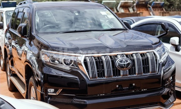 Nunua Ilio tumika Toyota Prado Nyeusi Gari ndani ya Kampala nchini Uganda Nunua Ilio tumika Toyota Prado Nyeusi Gari ndani ya Kampala nchini Uganda