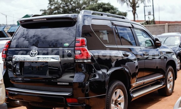 Nunua Ilio tumika Toyota Prado Nyeusi Gari ndani ya Kampala nchini Uganda Nunua Ilio tumika Toyota Prado Nyeusi Gari ndani ya Kampala nchini Uganda
