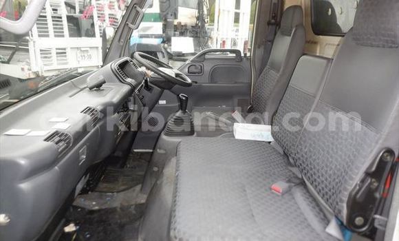 Nunua Ilio tumika Isuzu Bighorn Nyeupe Lori ndani ya Kampala nchini Uganda