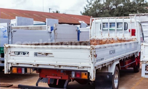 Gura Yakoze Mitsubishi L400 White Ikamyo i Kampala mu Uganda Gura Yakoze Mitsubishi L400 White Ikamyo i Kampala mu Uganda