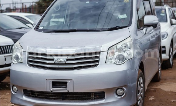 Nunua Ilio tumika Toyota Noah Fedha Gari ndani ya Kampala nchini Uganda Nunua Ilio tumika Toyota Noah Fedha Gari ndani ya Kampala nchini Uganda