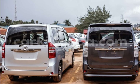 Nunua Ilio tumika Toyota Noah Fedha Gari ndani ya Kampala nchini Uganda Nunua Ilio tumika Toyota Noah Fedha Gari ndani ya Kampala nchini Uganda