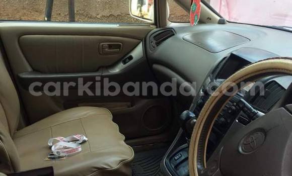 Acheter Import Voiture Toyota Harrier Blanc à Kampala, Ouganda Acheter Import Voiture Toyota Harrier Blanc à Kampala, Ouganda