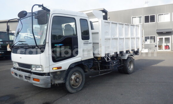 Nunua Ilio tumika Isuzu Bighorn Nyeupe Lori ndani ya Kampala nchini Uganda