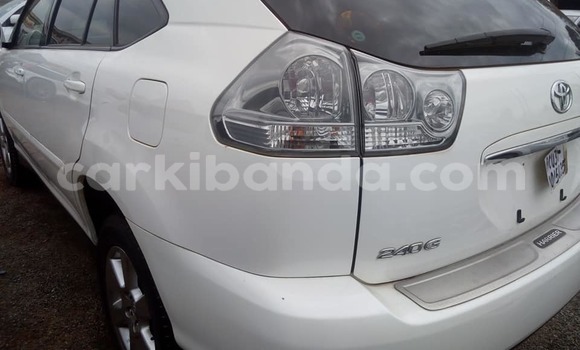 Acheter Import Voiture Toyota Harrier Blanc à Kampala, Ouganda Acheter Import Voiture Toyota Harrier Blanc à Kampala, Ouganda