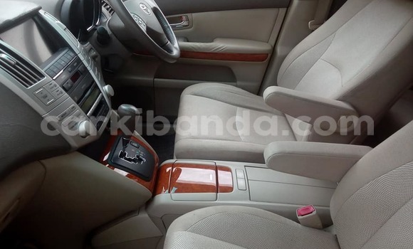 Acheter Import Voiture Toyota Harrier Blanc à Kampala, Ouganda Acheter Import Voiture Toyota Harrier Blanc à Kampala, Ouganda