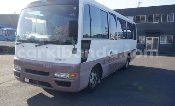 Gura Yakoze Nissan UD White Ikamyo i Kampala mu Uganda Gura Yakoze Nissan UD White Ikamyo i Kampala mu Uganda